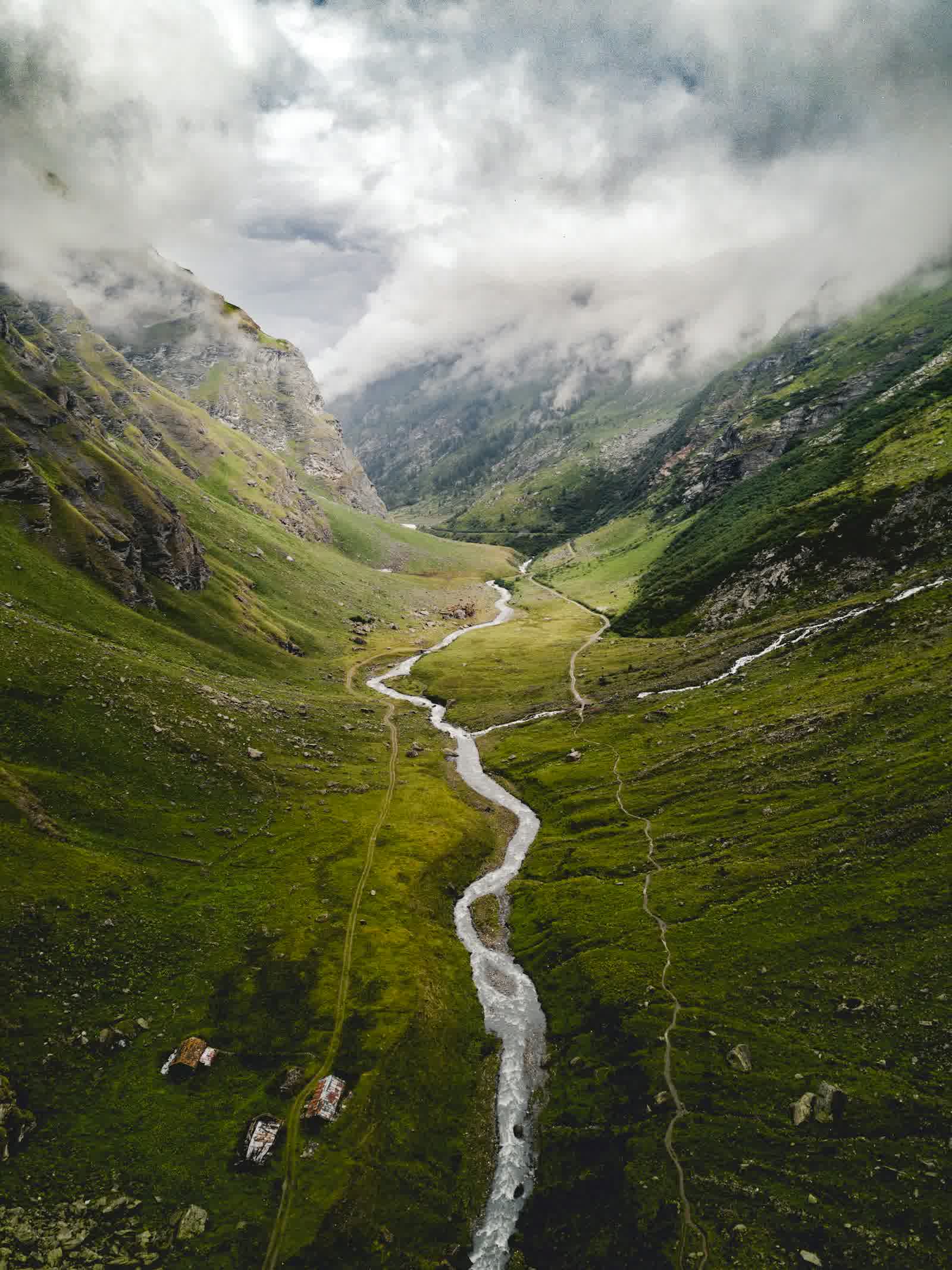 Vallée de montagne et torrent vus du ciel